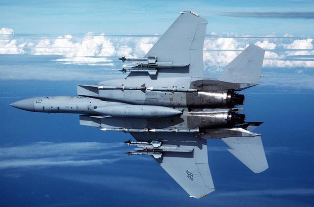 Trần bay của F-15 đạt 20.000 m, còn vận tốc lên cao đạt 254 m/s.